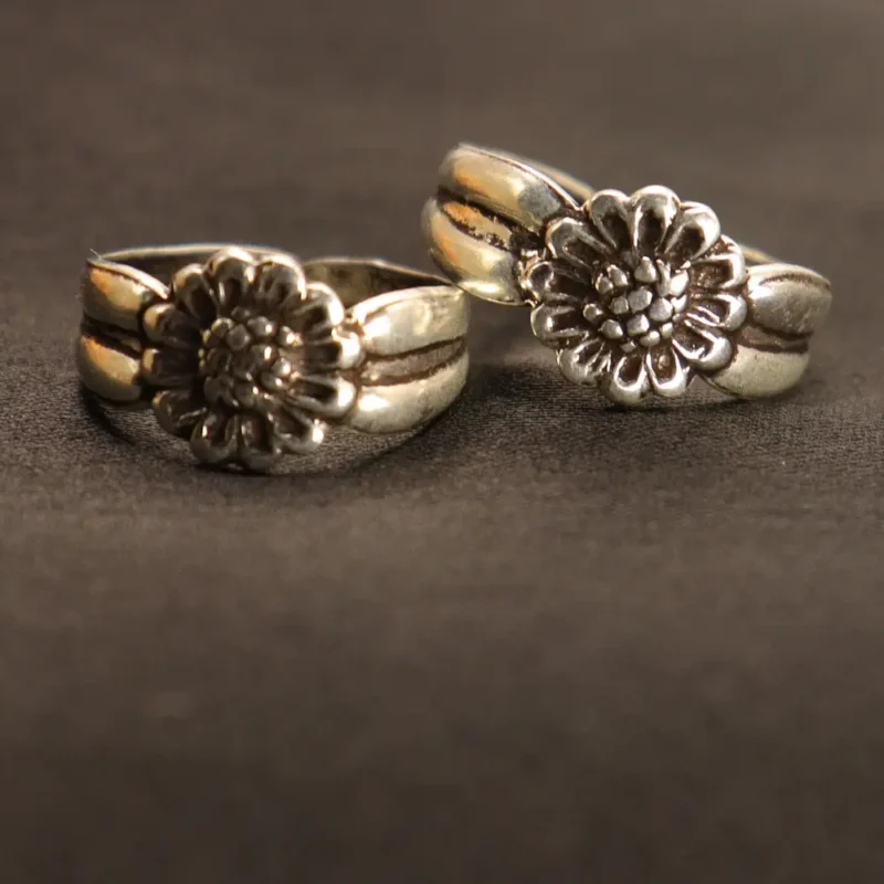 Crescent Bloom Toe Rings Pair - Image 2