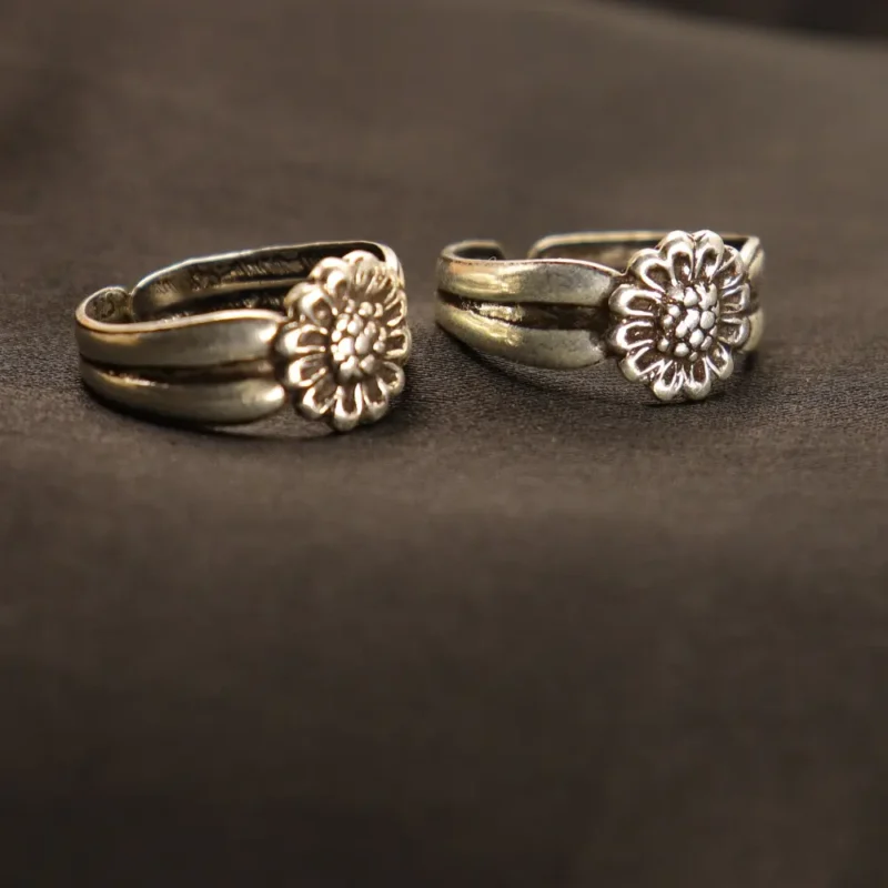 Crescent Bloom Toe Rings Pair - Image 3