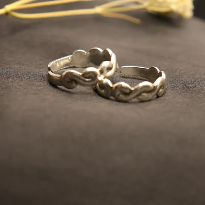 Interwoven Elegance Toe Rings Pair - Image 3