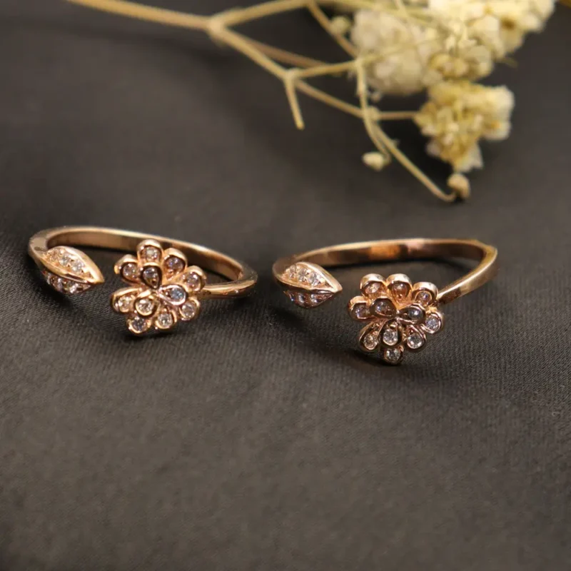 Leafy Glint Toe Rings Pair - Image 2